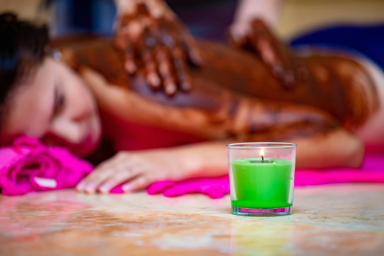 Prima Life Makadi Hotel Hurghada Eksteriør billede A massage in progress
