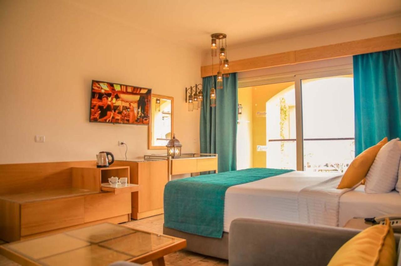Prima Life Makadi Hotel Hurghada Eksteriør billede A room at the hotel