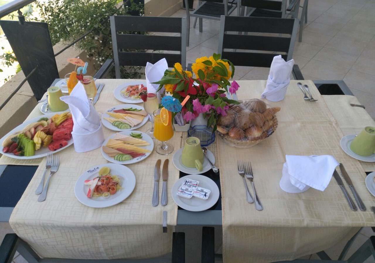 Prima Life Makadi Hotel Hurghada Eksteriør billede A table set for breakfast