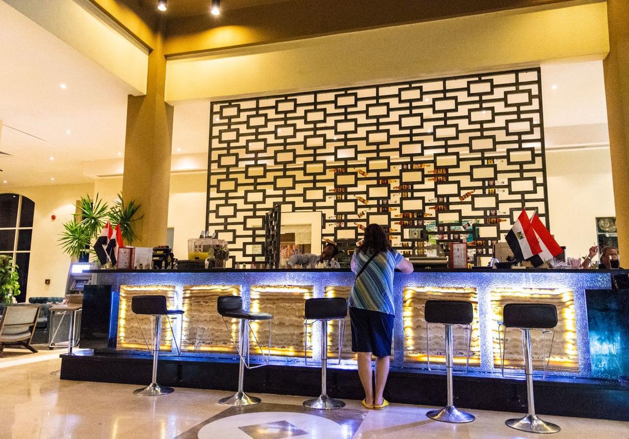 Prima Life Makadi Hotel Hurghada Eksteriør billede The bar at the lobby